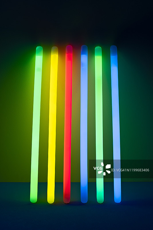 夜晚中彩色发光棒图片素材
