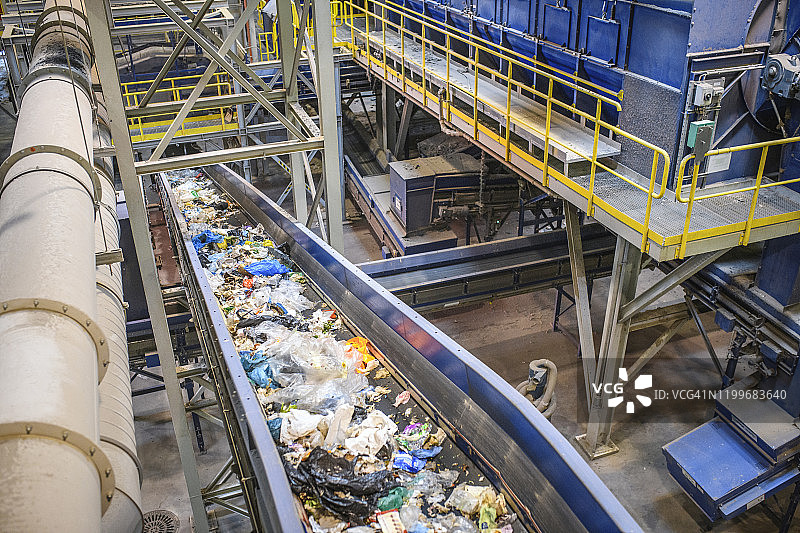 废弃物处理设施中的可回收物传送带图片素材