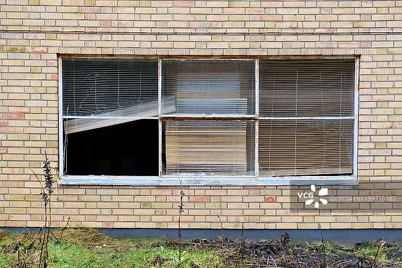带破窗户的黄色砖房墙壁图片素材