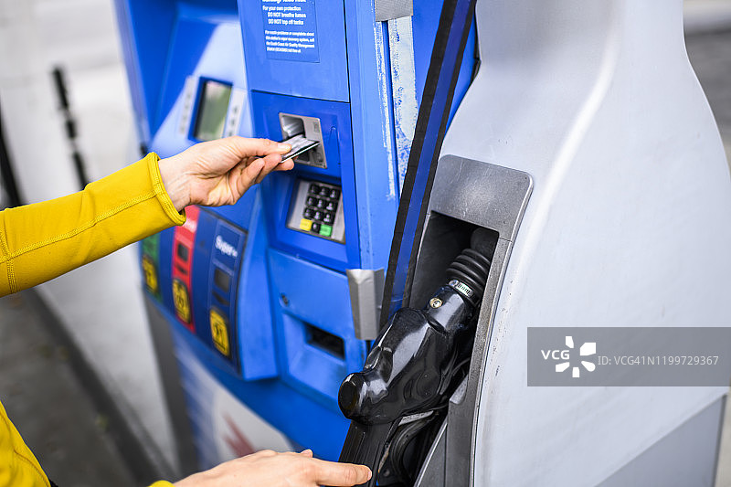 在加油站用信用卡支付燃料费图片素材