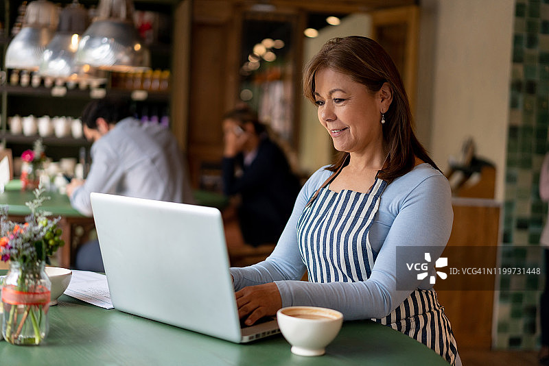 餐厅的业务经理在做账图片素材
