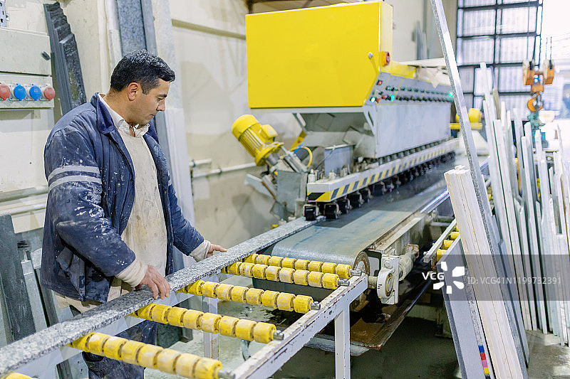 传送带上的大理石图片素材