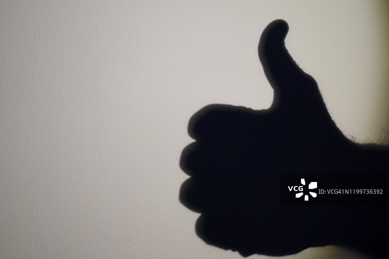 男子做出OK手势图片素材