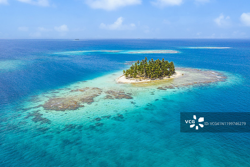 巴拿马圣布拉斯群岛热带岛屿鸟瞰图图片素材