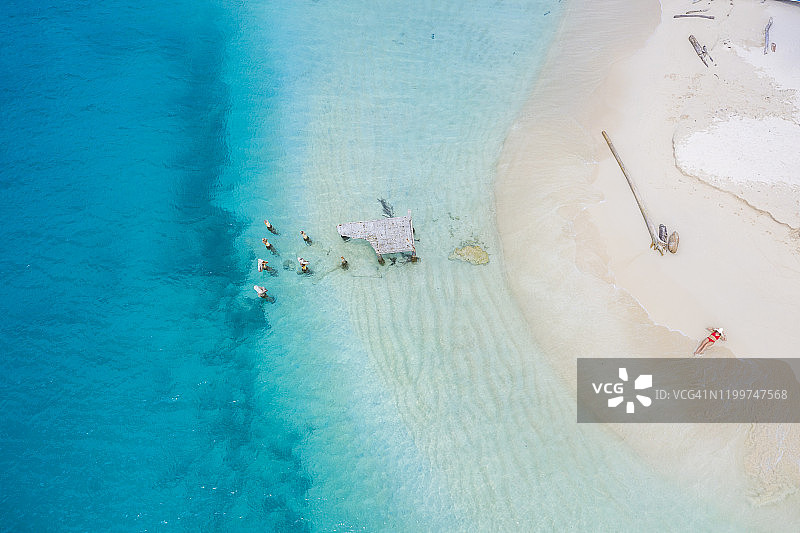 航拍年轻女子在巴拿马圣布拉斯群岛沙滩上图片素材