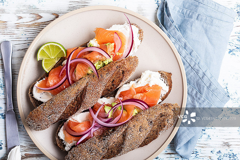 全麦法棍三明治配腌制三文鱼图片素材