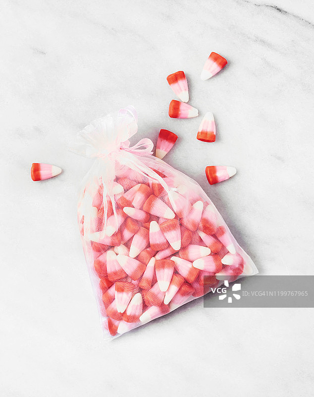 白色背景上的情人节糖果玉米袋图片素材