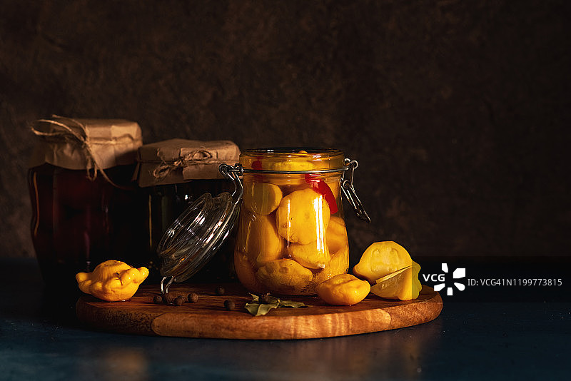 餐桌上的腌制南瓜罐头（带文案空间）图片素材