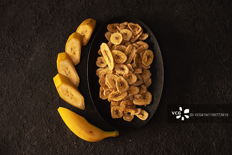 健康饮食：木质背景上的香蕉干图片素材