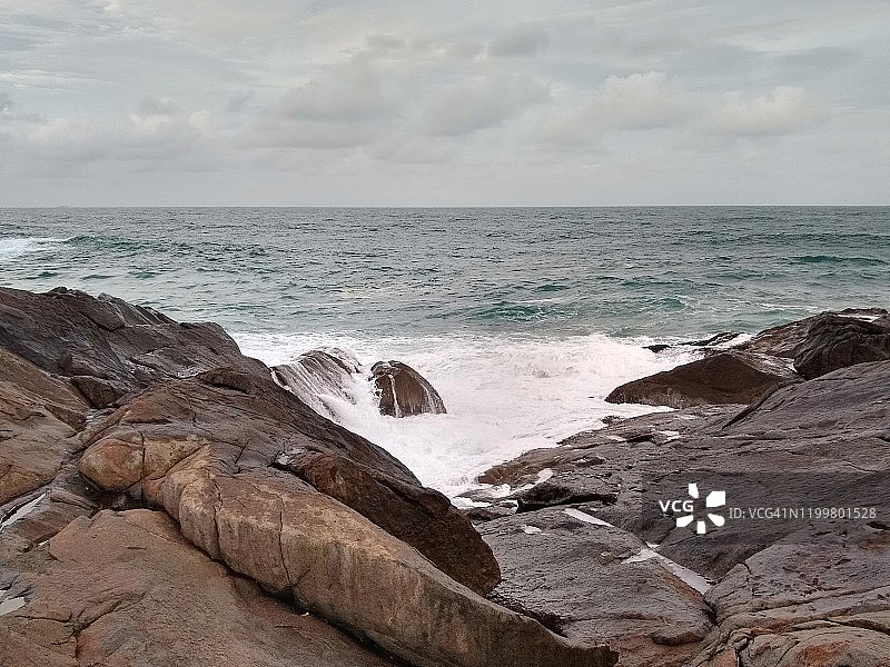 巴西海岸的波浪拍打岸边图片素材