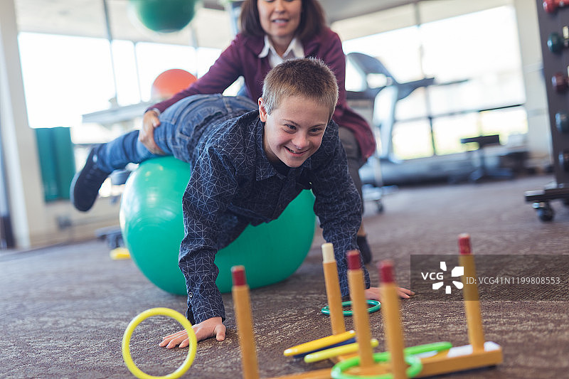 男孩在理疗诊所与职业治疗师一起锻炼图片素材