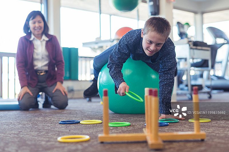 男孩在理疗诊所与职业治疗师一起锻炼图片素材