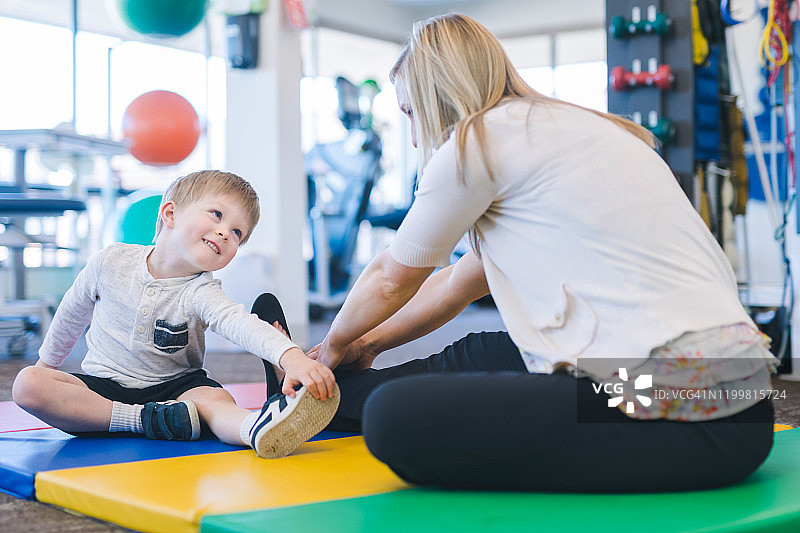 在理疗诊所锻炼的男孩图片素材
