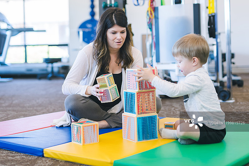 在理疗诊所用积木做有趣搭建练习的男孩图片素材
