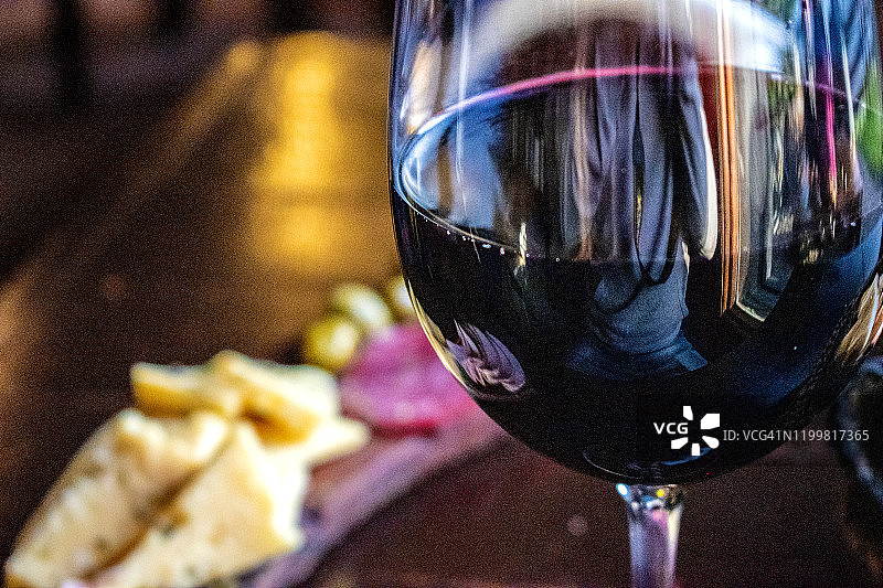 红酒杯与冷盘奶酪拼盘图片素材