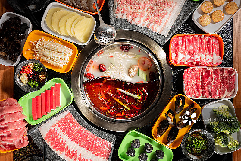 传统火锅汤底与食材图片素材