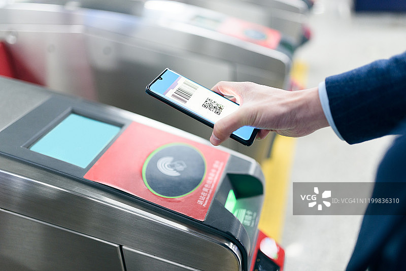 用智能手机非接触式支付地铁票图片素材
