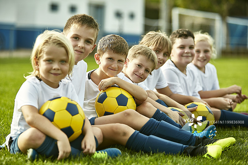 坐在运动场上的西班牙足球少年图片素材