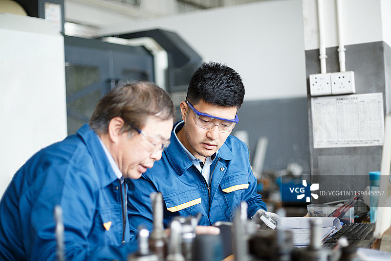 亚洲工程师使用游标卡尺工作图片素材