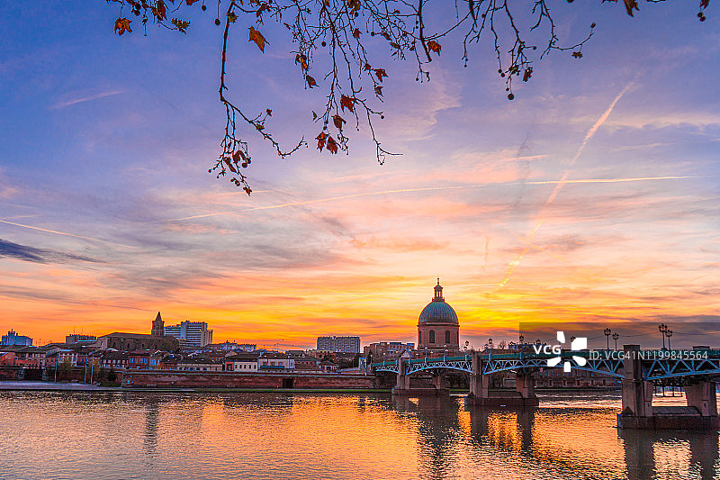 法国图卢兹的加龙河和德拉格拉夫穹顶图片素材