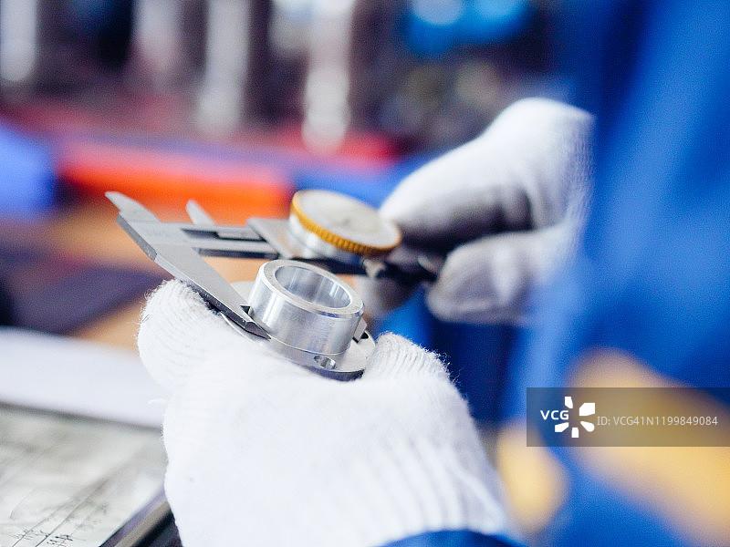 亚洲工程师使用卡尺进行质量控制图片素材