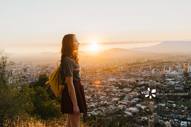 圣地亚哥日落时分的女人图片素材