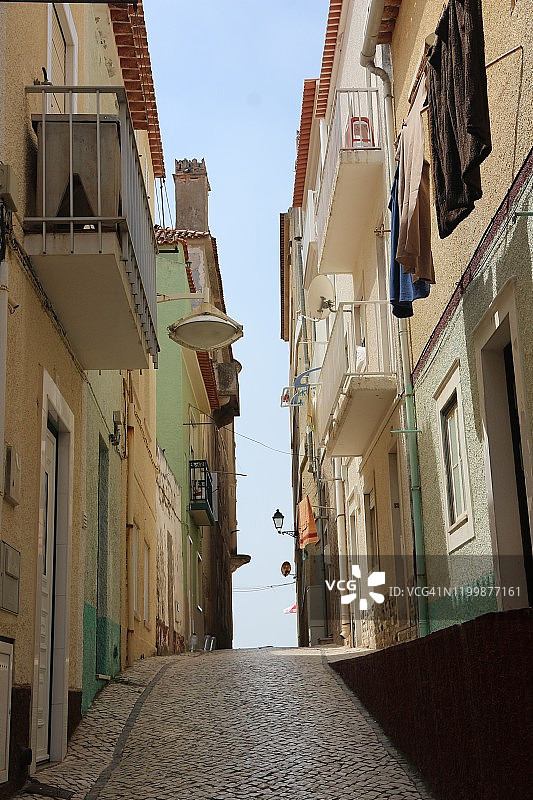 葡萄牙纳扎雷渔民社区的狭窄街道图片素材