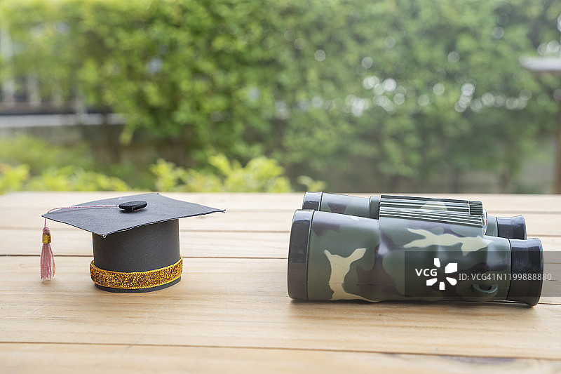 带有刻度盖的望远镜，展望未来图片素材