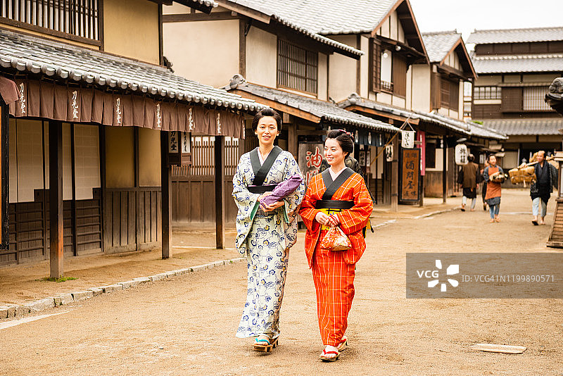 穿着传统服装走在江户时代城镇的日本女性图片素材