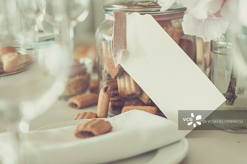 婚礼招待会上用饼干作为桌子装饰的特写镜头，意大利伦巴第图片素材