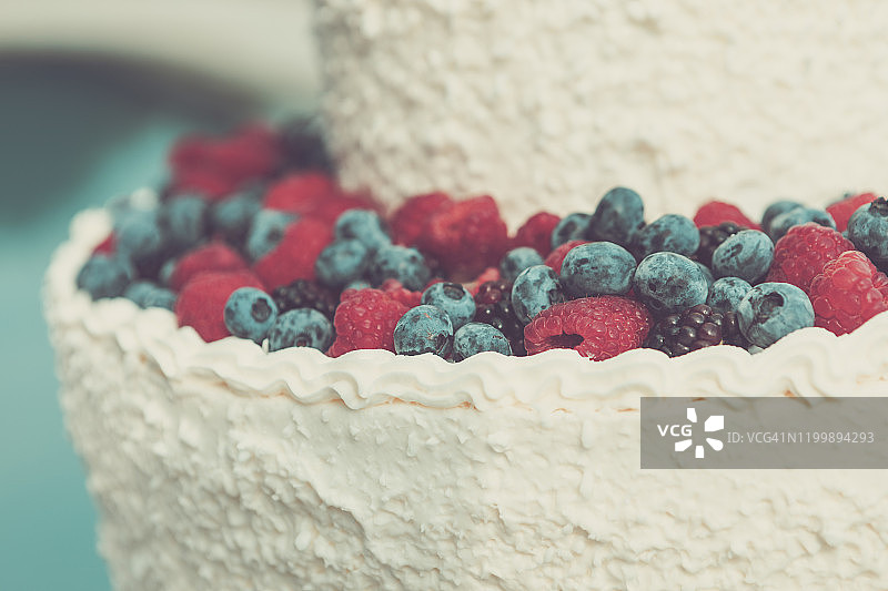 意大利伦巴第奶油野莓婚礼蛋糕特写图片素材