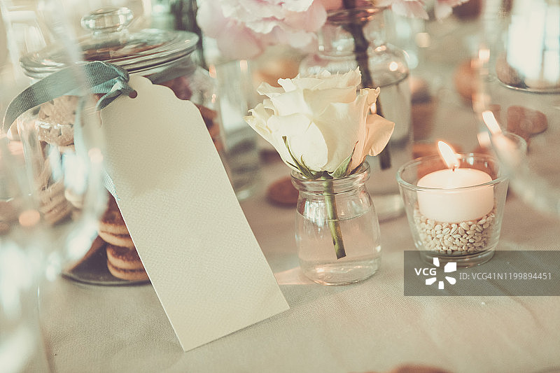 婚礼招待会上用饼干作为桌子装饰的特写镜头，意大利伦巴第图片素材