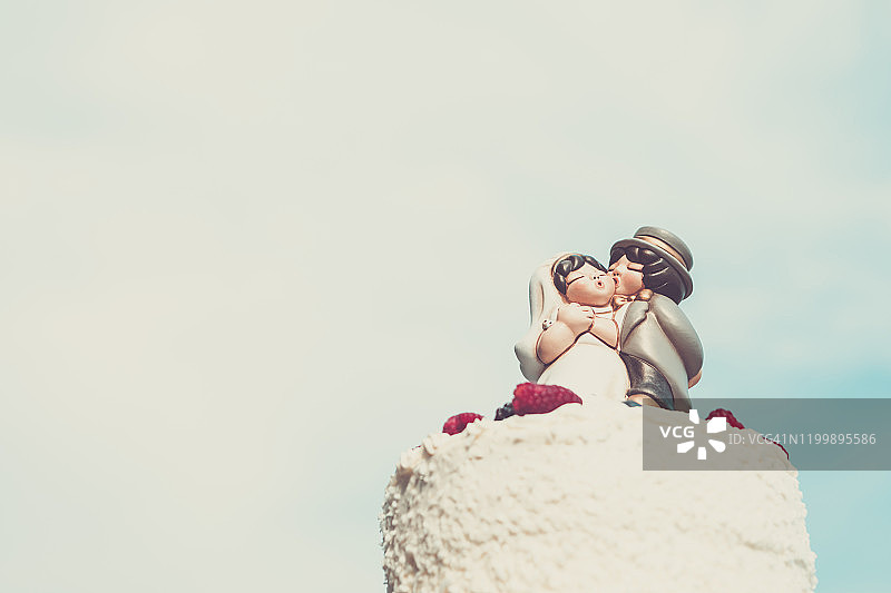 意大利伦巴第的奶油浆果婚礼蛋糕顶图片素材