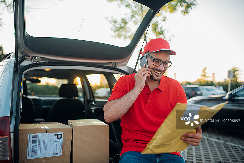 打电话的快递员图片素材