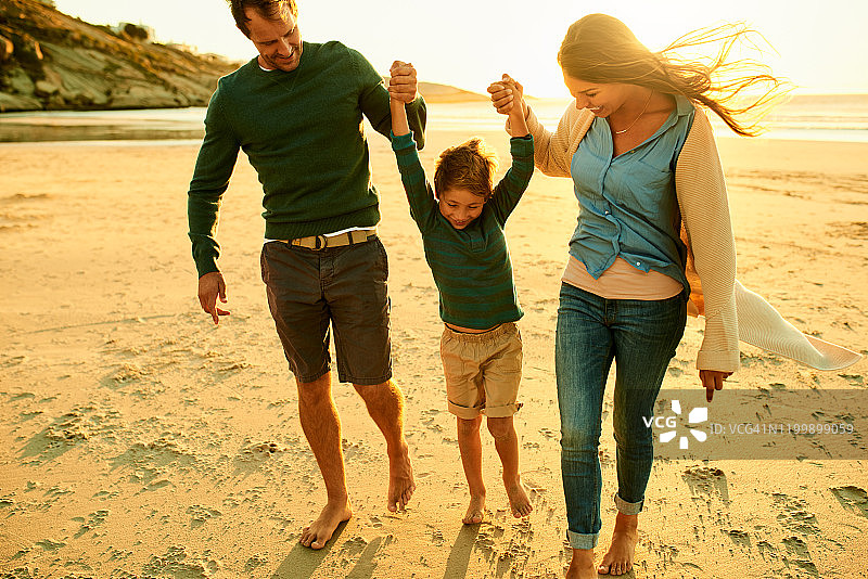 没有什么比脚趾间的沙子更令人愉悦图片素材