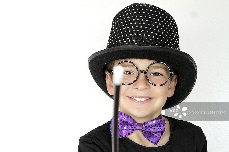 穿魔术师服装的男孩肖像图片素材