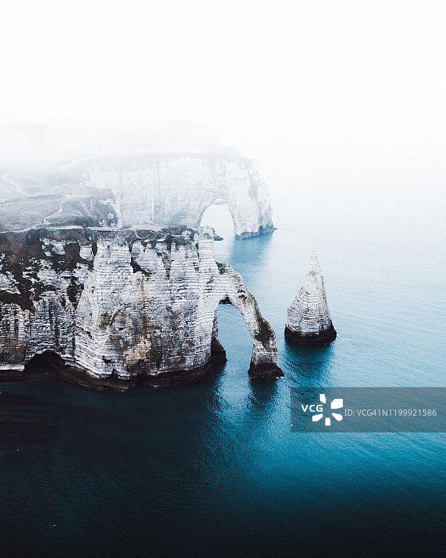 航拍法国埃特勒塔天然拱门与悬崖海景图片素材