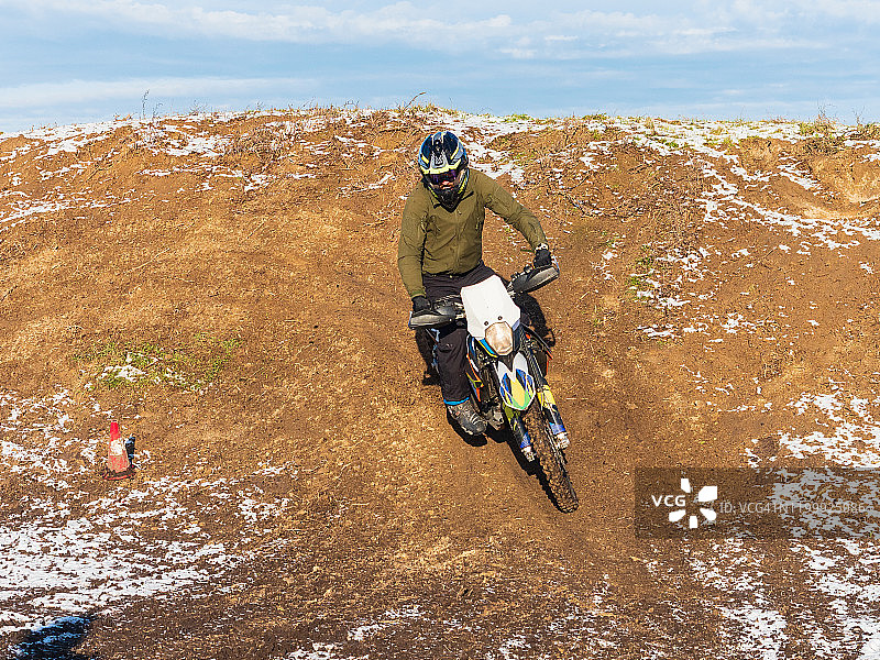 冬季训练场上的越野摩托车手图片素材