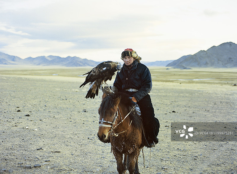蒙古沙漠中骑马的猎鹰人 портрет图片素材