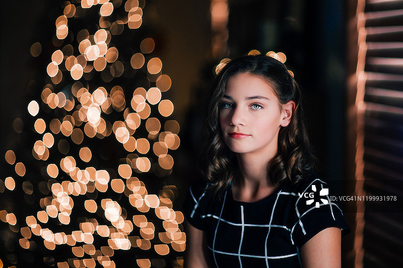 圣诞树前的女孩图片素材