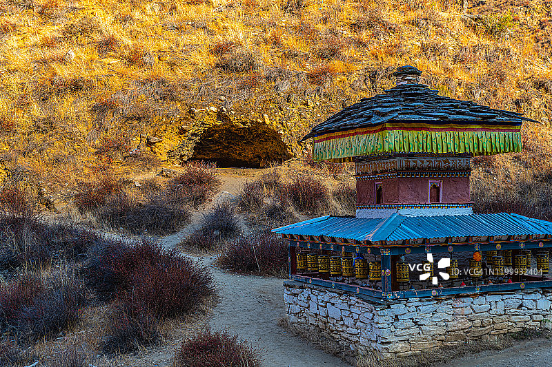 不丹帕罗的塔乔寺旁的洞穴图片素材