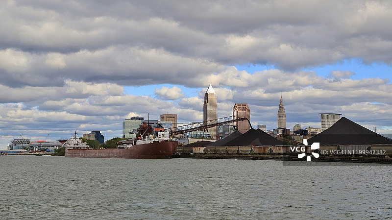 在市中心卸货的轮船图片素材