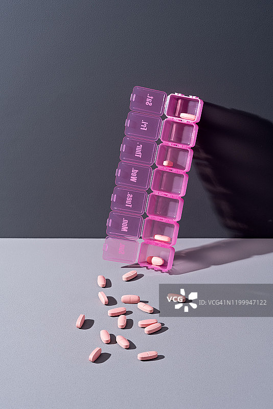 从药盒中洒落的药丸图片素材