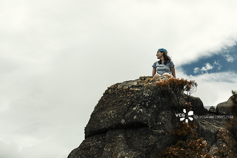 小女孩坐在伊塔蒂亚亚国家公园的山顶边缘图片素材
