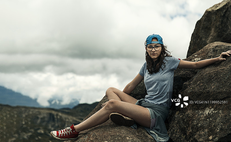 小女孩坐在伊塔蒂亚亚国家公园的山顶边缘图片素材