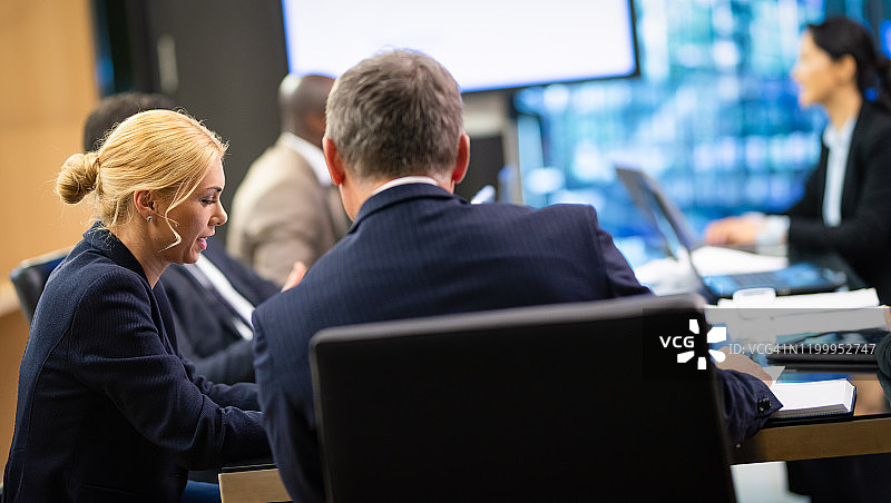 深夜商务会议图片素材