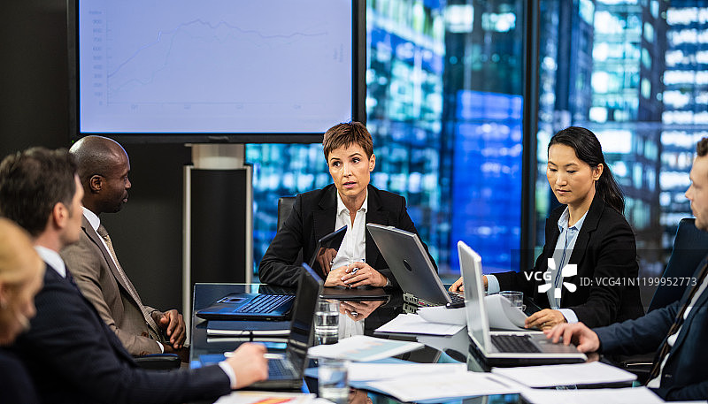 女CEO下达指示图片素材