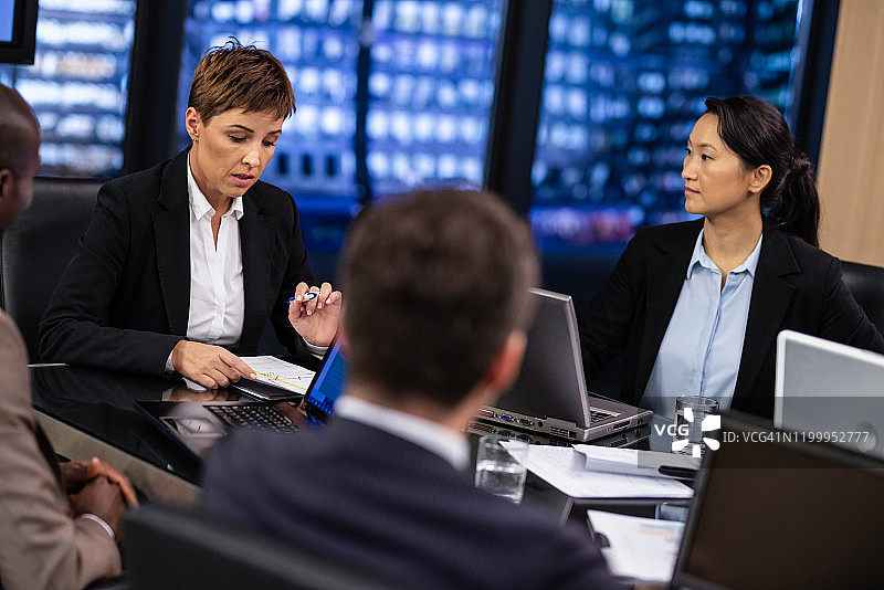 女CEO下达指示图片素材