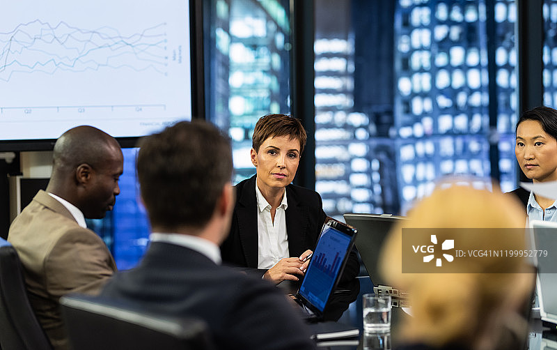 女CEO下达指示图片素材