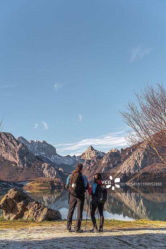 前往圣地亚哥-德孔波斯特拉的两名朝圣者欣赏风景图片素材